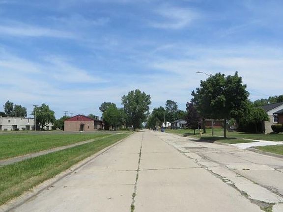 Exterior Neighborhood (street photo)