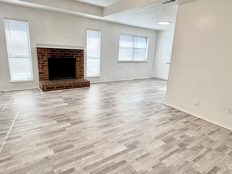 4621 Sausalito Dr — Photo 3