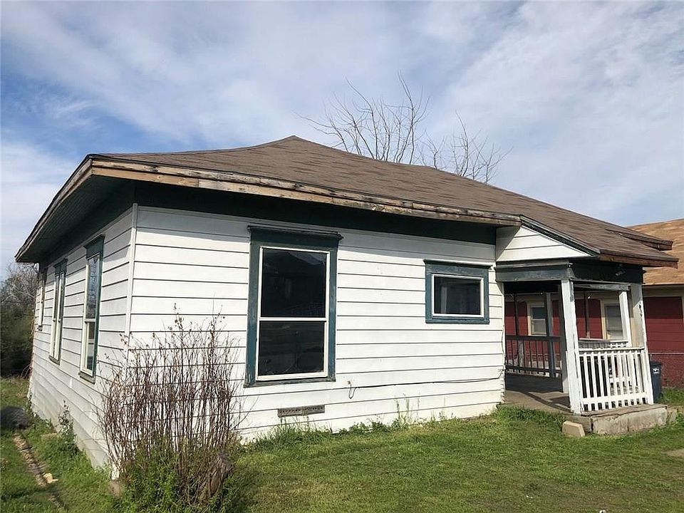 2nd image of 1329 E Magnolia Ave