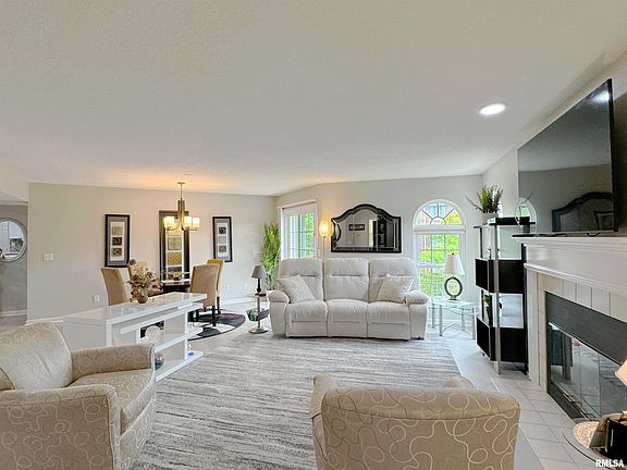 5th image of 5200 N Knoxville Ave APT 209S