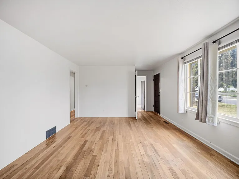 2403 W Everett Ave — Photo 2