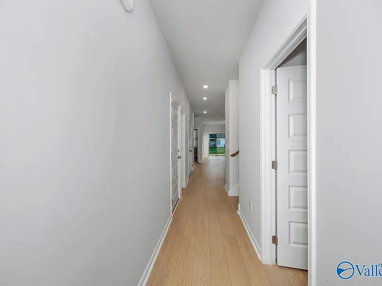 147 Wolfe Ln — Photo 3