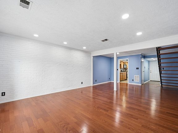 4th image of 7447 Country Brook Dr