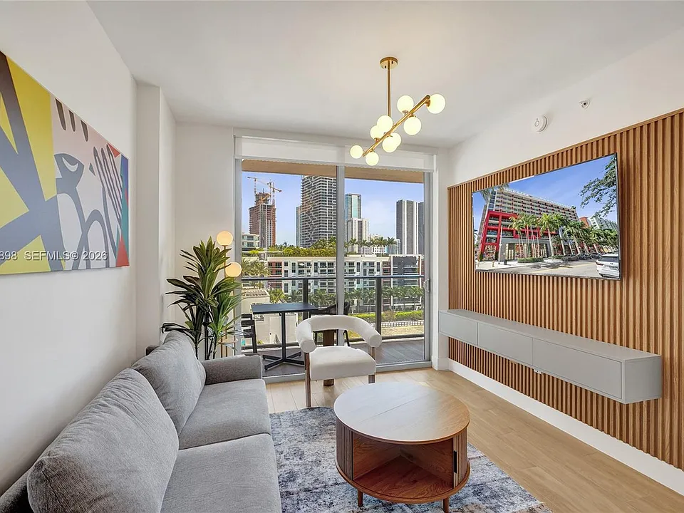 90 NE 32nd St #902