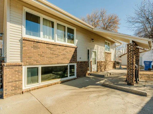 404 1st Ave SW, Beulah, ND 58523