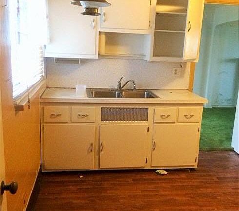 5th image of 2469 Woodway Ave