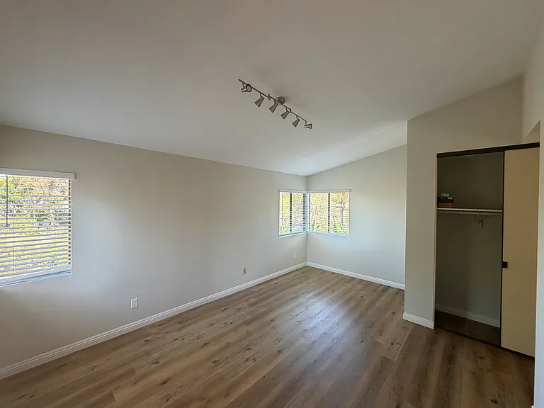 10725 Wallingford Rd — Photo 31