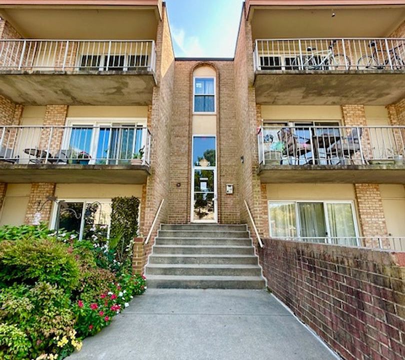 1st image of 11925 Parklawn Dr APT 204