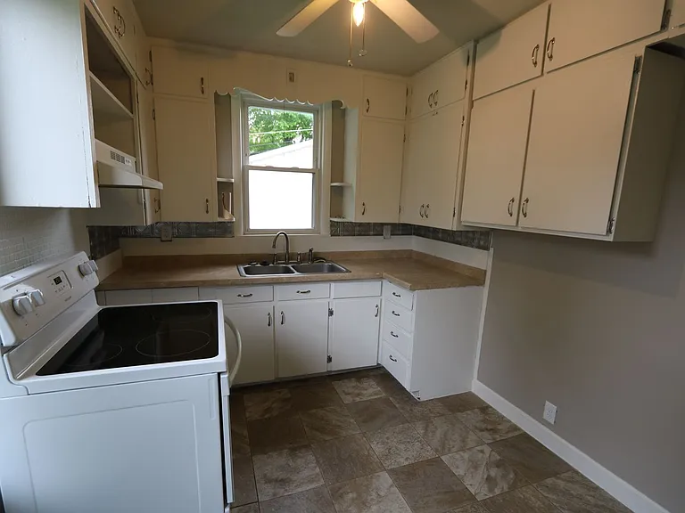 1107 S 3rd St — Photo 11