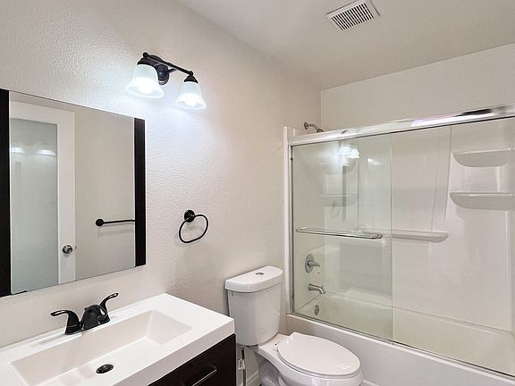 4th image of 215 N Mariposa Ave APT 304