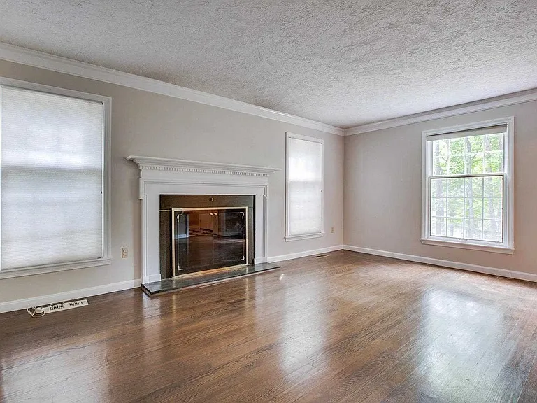 27 Buttonwood Rd — Photo 4