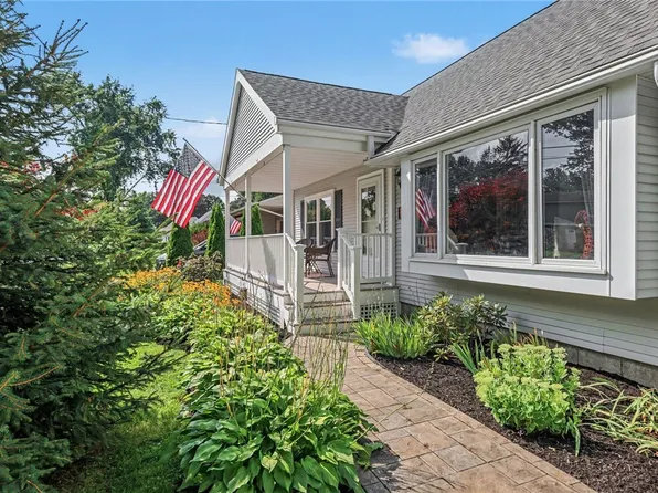22 Packet Boat Dr, Fairport, NY 14450