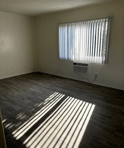 one bedroom Livingroom 
new window, door, air-conditioning flooring and ceiling fan