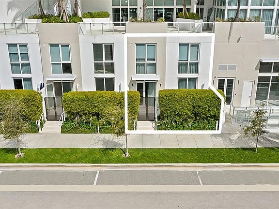 3rd image of 401 N Birch Rd Unit Th7