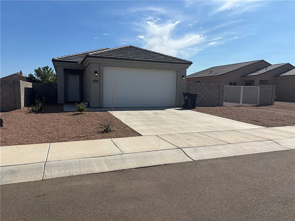 3306 E Farm Crest Ave