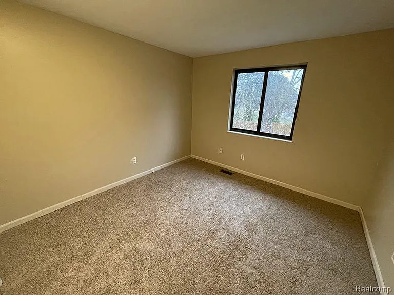 8484 Pepper Ridge Dr — Photo 9