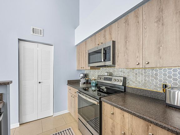 5th image of 4081 San Marino 202 Boulevard #202