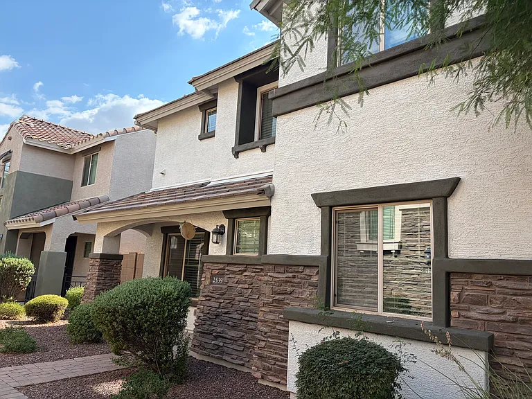 2539 E Vermont Dr — Photo 2