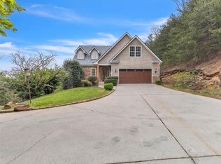 2015 Eagle Point Dr, Dalton, GA 30720