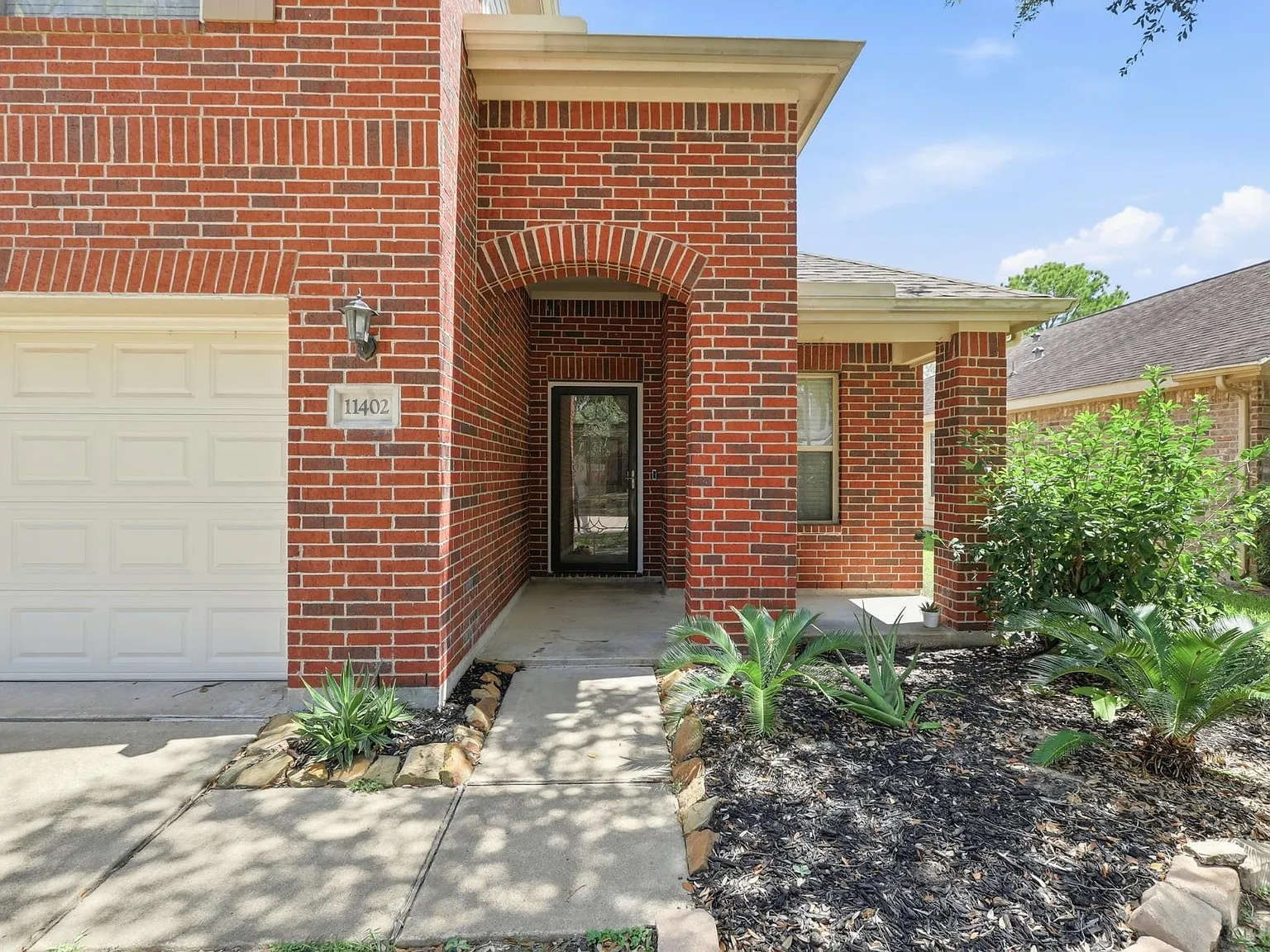 4 bed, 2.5 bath, 2291 sqft, $2,350 — Photo 4