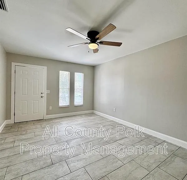1138 W Sycamore St — Photo 4