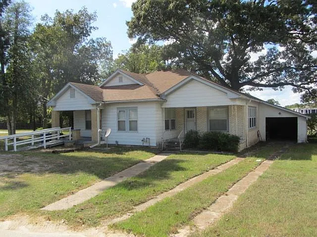 4 bed, 2.0 bath, 2009 sqft, $1,650 — Photo 2