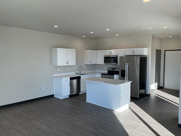 Modern design 3-bed, 2.5-bath duplex available — Photo 4
