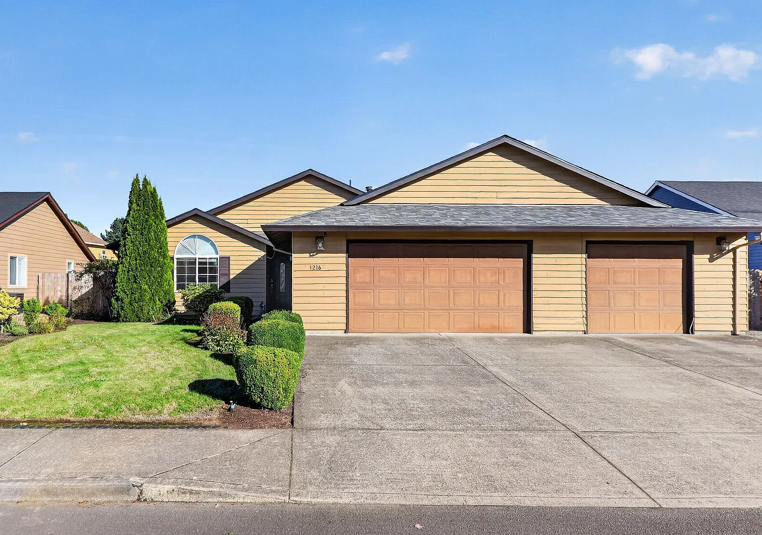 Spacious Single Level 3bed/2 bath w/ 3 car garage — Photo 2