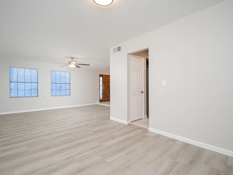 Formal Dining/Formal Living