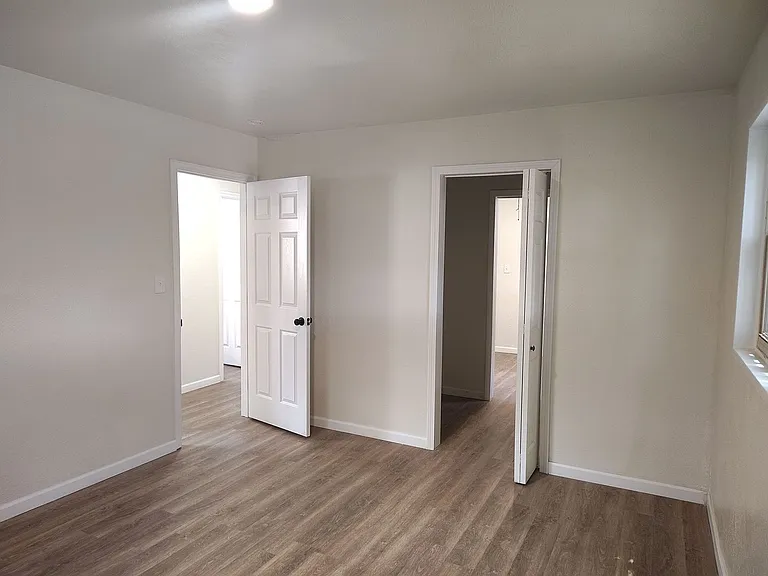 5614 Euclid Ave NE — Photo 8