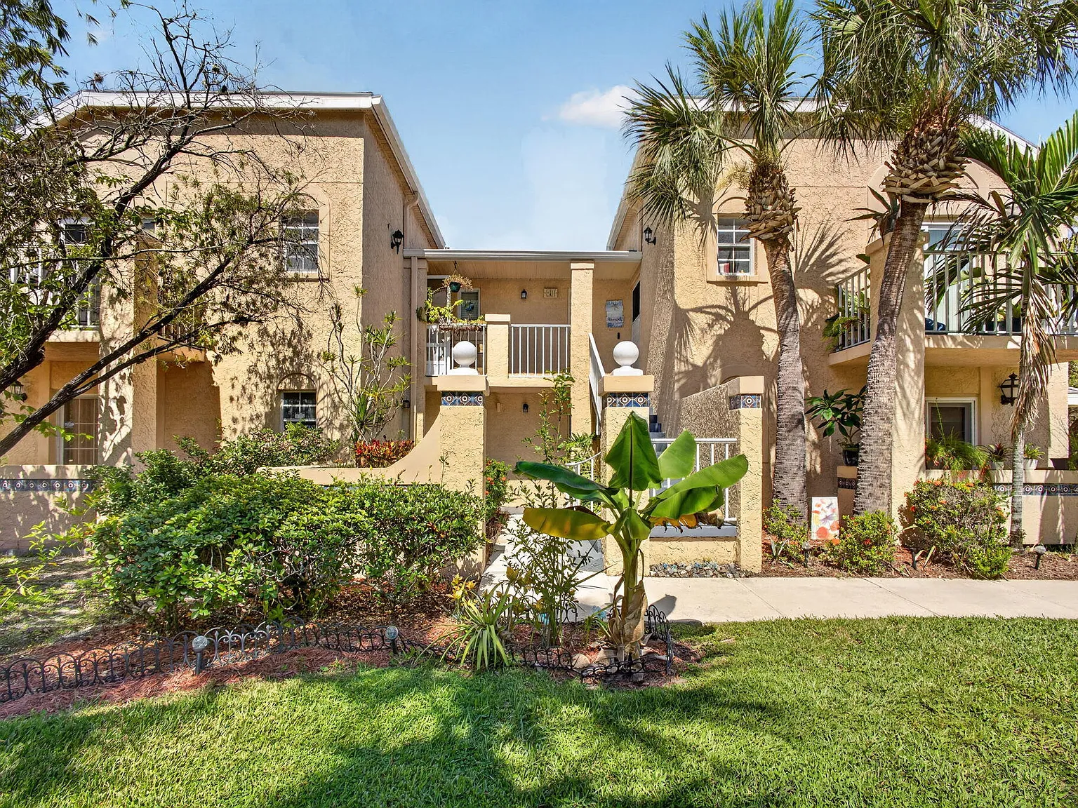 2 bed, 2.0 bath, 874 sqft, $1,800 — Photo 2