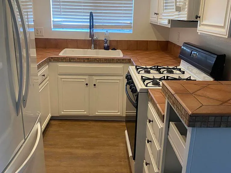 1136 Acadia Pl — Photo 6