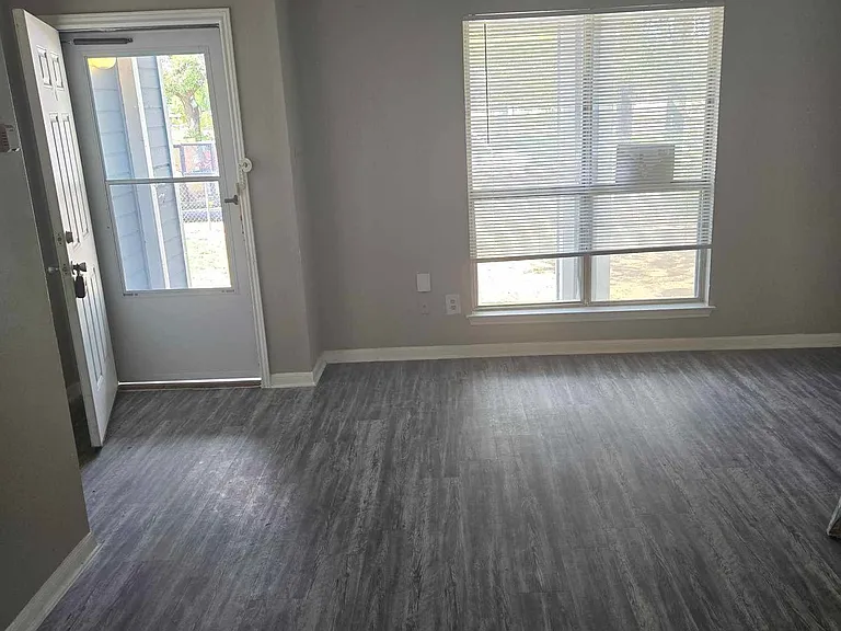 2406 S Laredo St — Photo 13