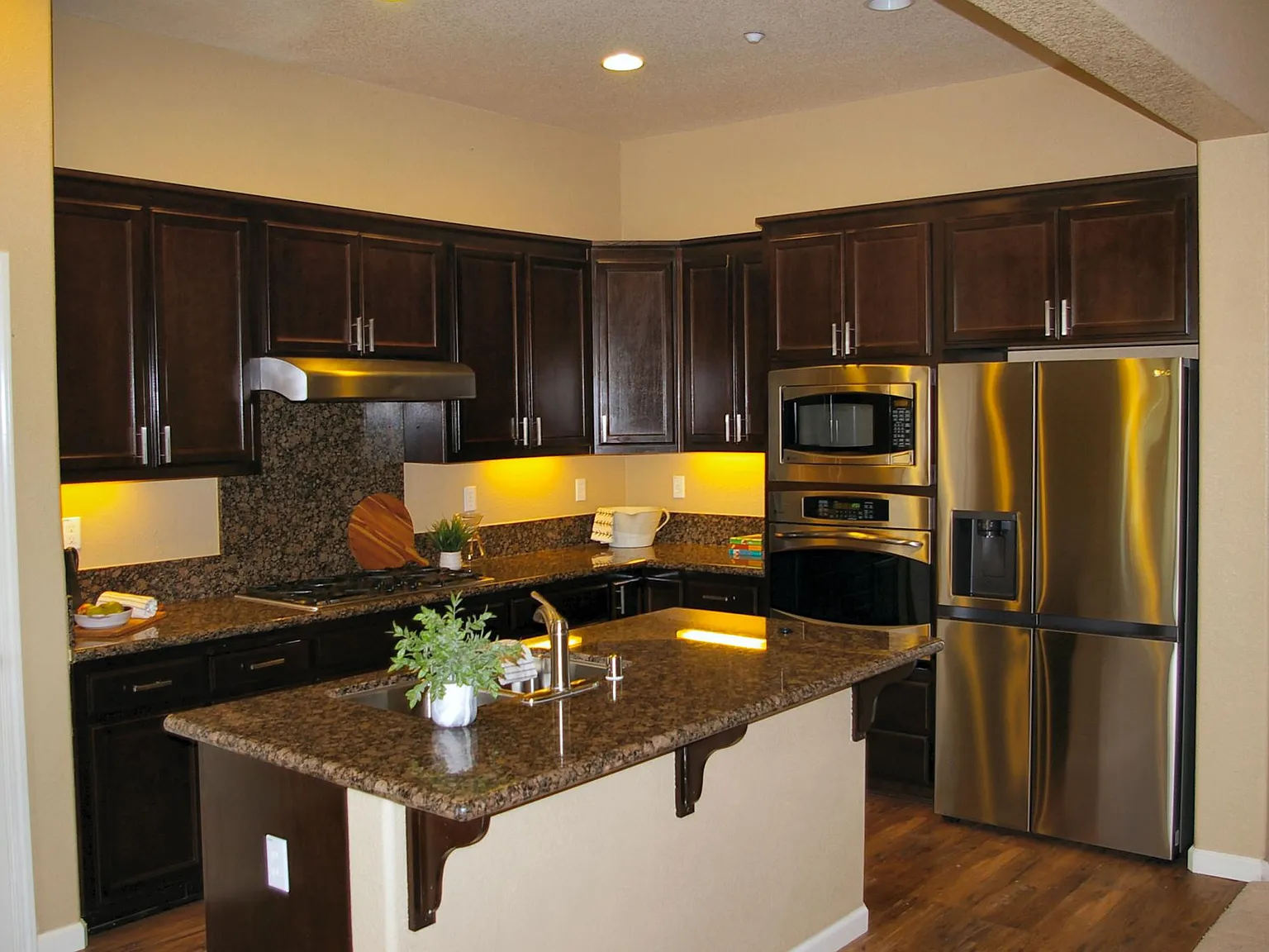3 bed, 2073 sqft, $3,700 — Photo 3