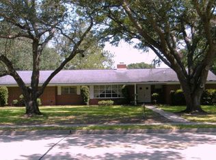 801 Cannan Dr, Angleton, TX 77515