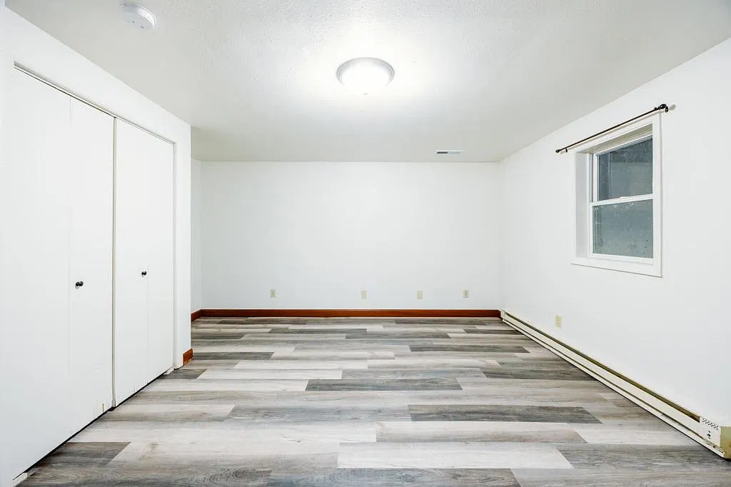 411 W 4th St — Photo 4