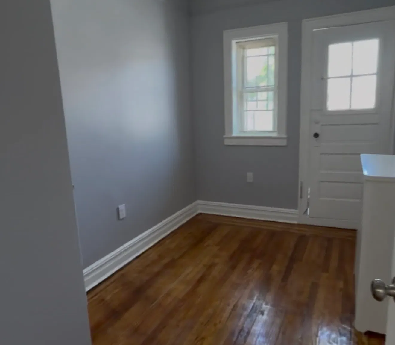 5 bed, 890 sqft, $4,728 — Photo 2