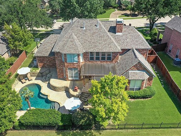 4th image of 826 Parkwood Ct