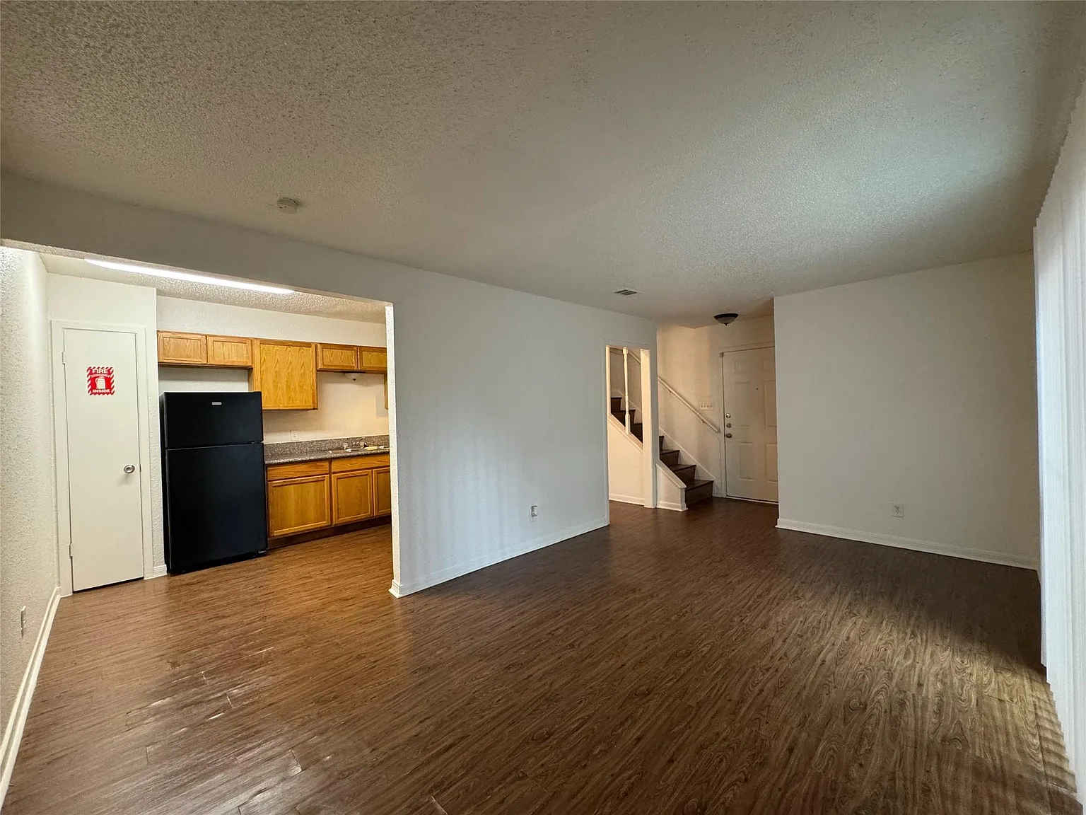 2 bed, 1.5 bath, 902 sqft, $1,358 — Photo 3