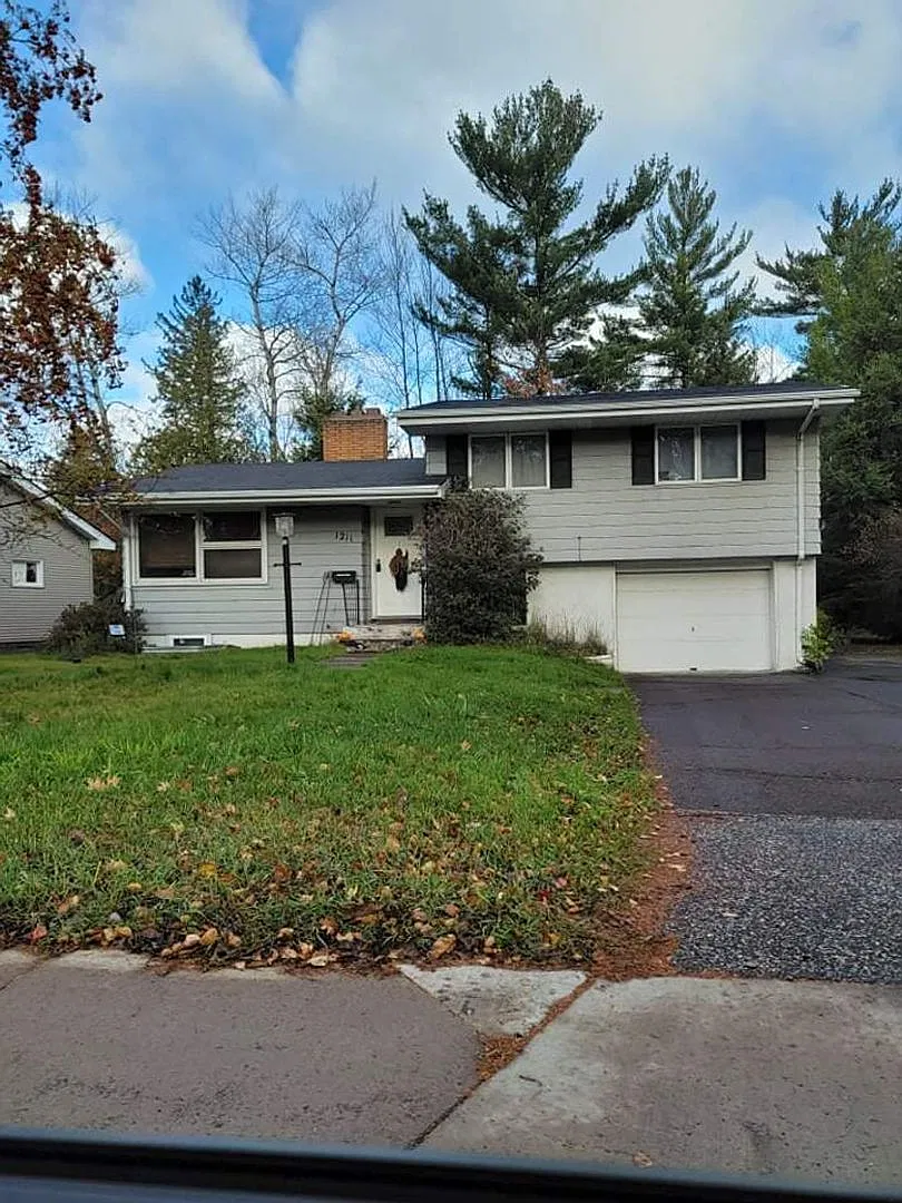 Duluth MN - 6 Bed - 2 Bath - Single Family Home — Photo 1