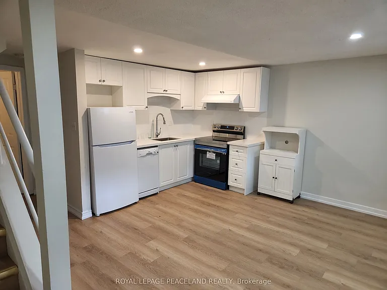 558 Spadina Cres #1 — Photo 9
