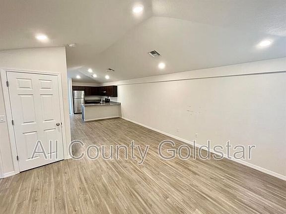 2nd image of 2084 Hilton St