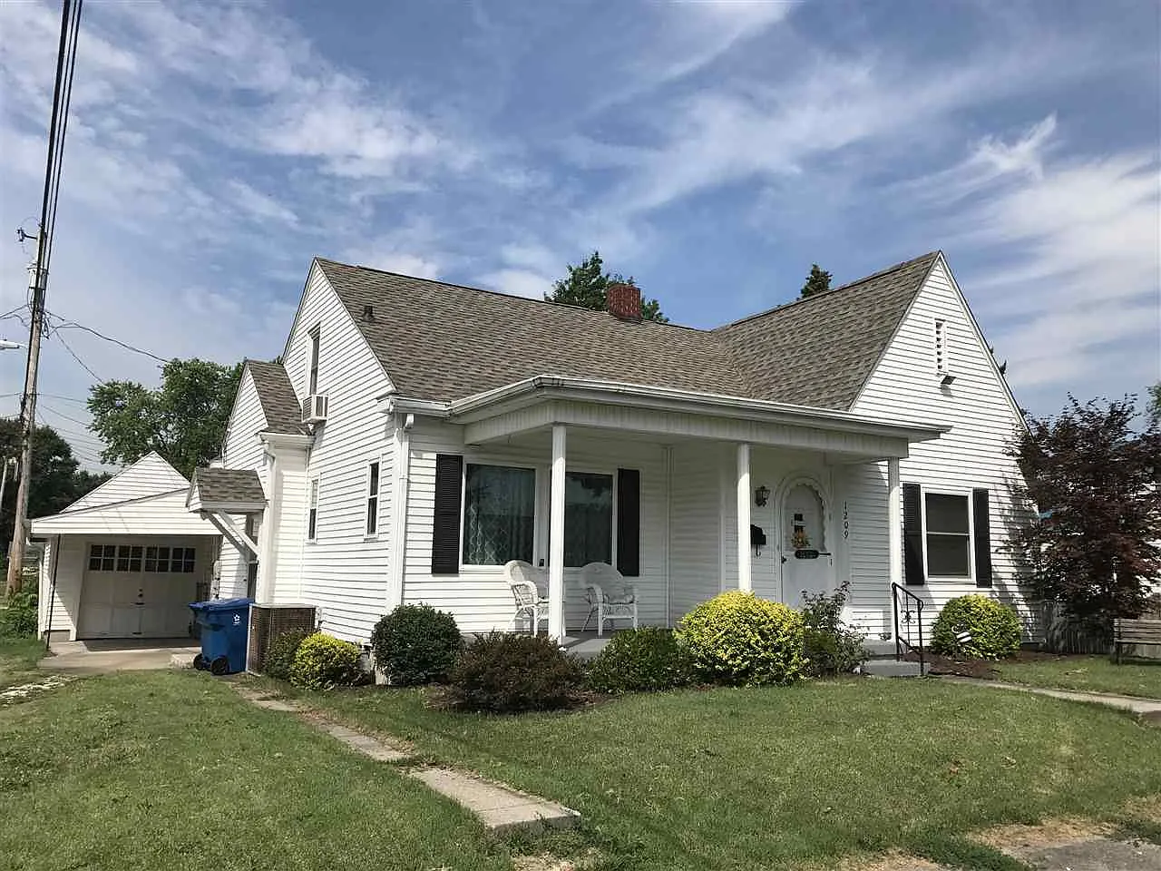 1209 E Sycamore St photo 1