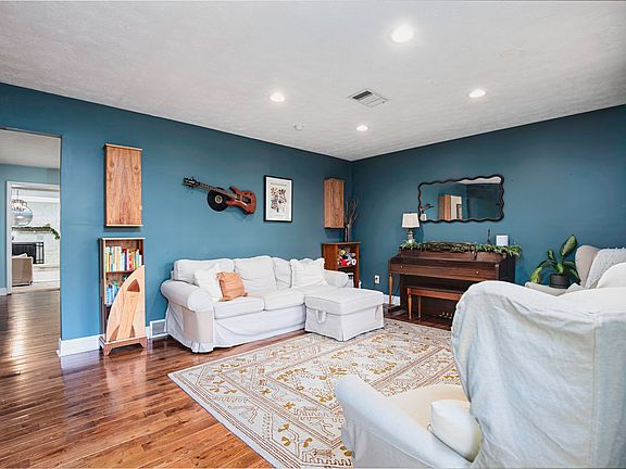 3rd image of 305 Manhattan Dr
