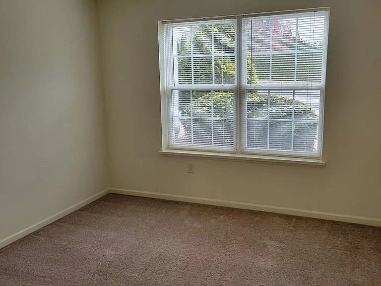 876 Salisbury Ct — Photo 14