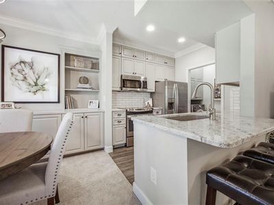 11622 Tomahawk Creek Pkwy APT E, Leawood, KS, 66211