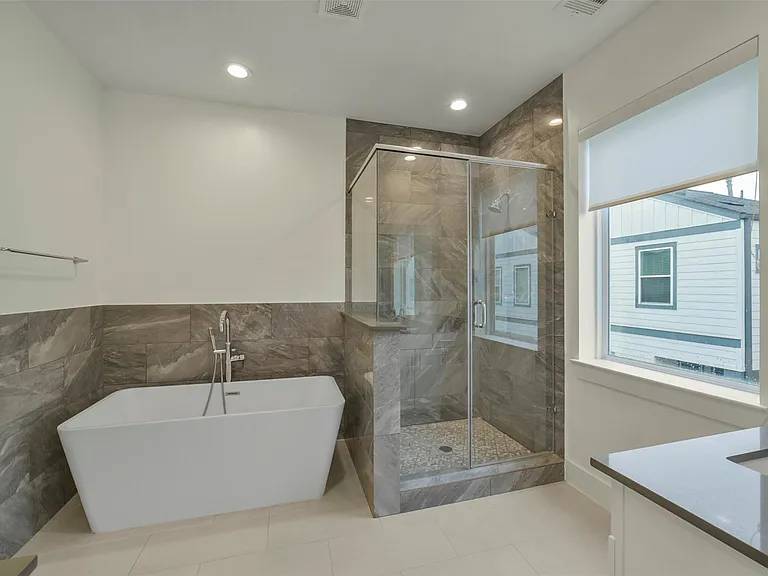 760 W Donovan St — Photo 19