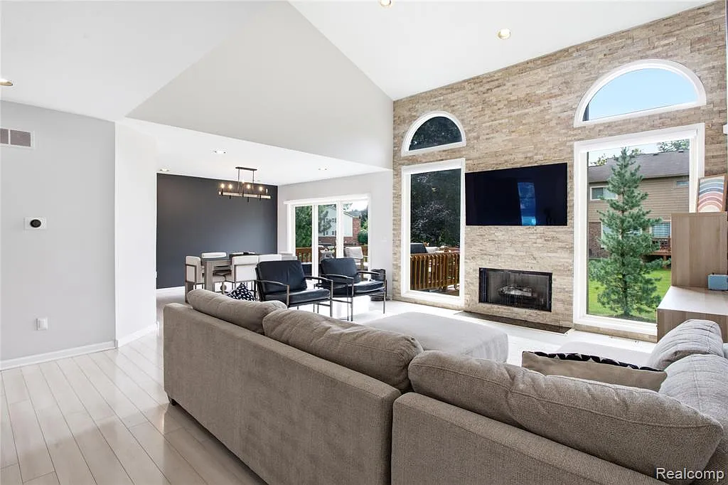 2 bed, 2.5 bath, 2591 sqft, $3,200 — Photo 4