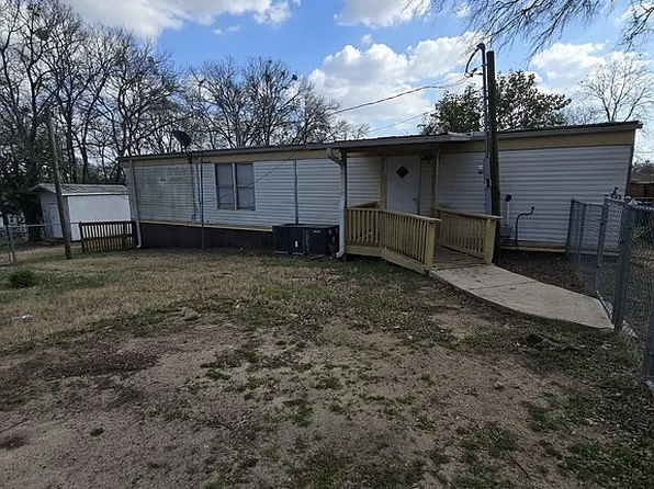 218 Hollyglen St, Gun Barrel City, TX 75156