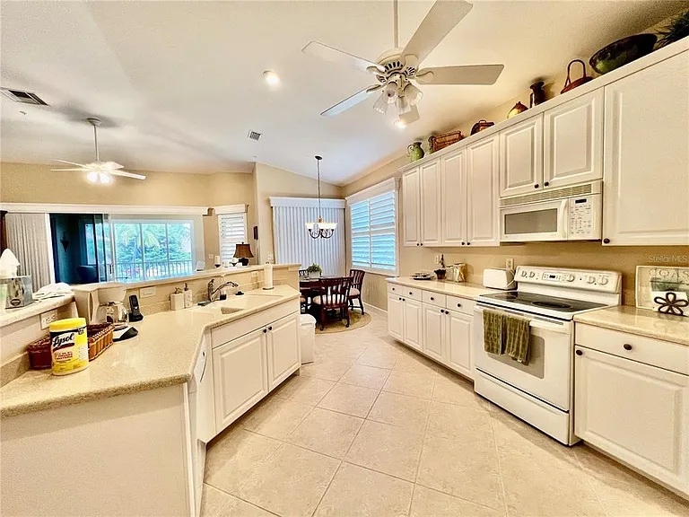 3304 Sunset Key Cir #D — Photo 10